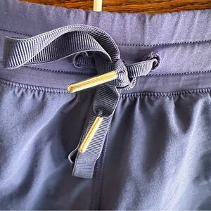 Hotty hot 
Low waisted 2.5 inseam
Size 4
True navy